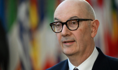 Le ministre français des Finances Roland Lescure à Bruxelles le 9 mars 2026 ( AFP / Nicolas TUCAT )