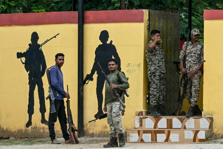 Des membres des forces de sécurité montent la garde lors d'une cérémonie organisée après la reddition de rebelles et de combattants maoïstes, à Dantewada, en Inde, le 31 mars 2026 ( AFP / Shammi MEHRA )