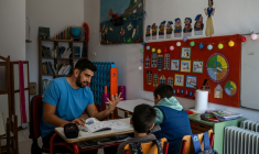 Konstantinos Fantelas, professeur, et ses deux seuls élèves, à Thymaina, en Grèce, le 23 septembre 2026 ( AFP / Angelos TZORTZINIS )