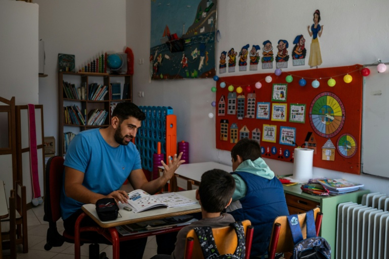 Konstantinos Fantelas, professeur, et ses deux seuls élèves, à Thymaina, en Grèce, le 23 septembre 2026 ( AFP / Angelos TZORTZINIS )