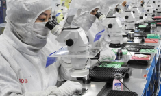 Des employés travaillent sur une ligne de production fabriquant des lentilles d'appareil photo pour téléphones portables dans une usine de Lianyungang, Jiangsu