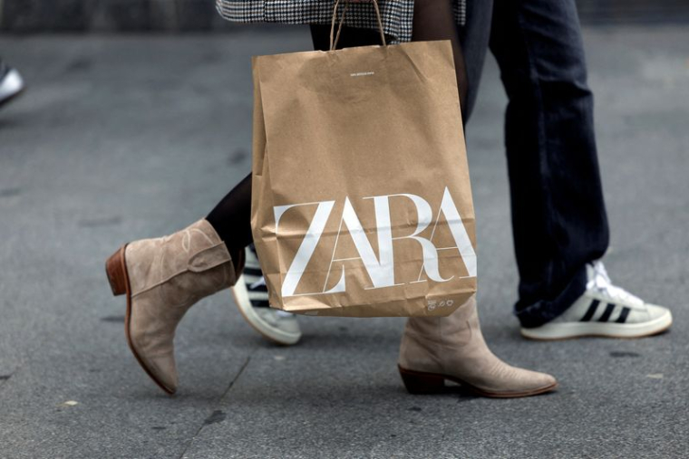 Photo d'archives: Une femme porte un sac de la chaîne multinationale espagnole de vêtements Zara