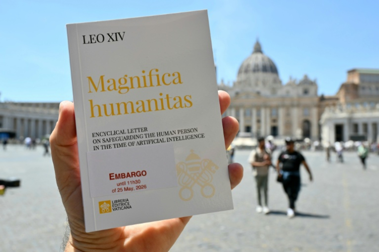 La première encyclique du pape Léon XIV consacrée à l'IA, "Magnifica humanitas", au Vatican le 25 mai 2026 ( AFP / Alberto PIZZOLI )
