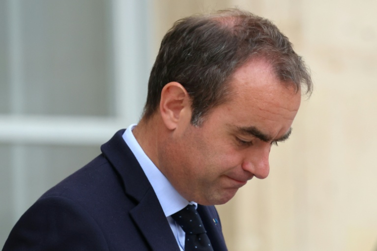 Le Premier ministre Sébastien Lecornu à la sortie du Conseil des ministres à l'Elysée, le 10 juin 2026 à Paris ( AFP / Ludovic MARIN )