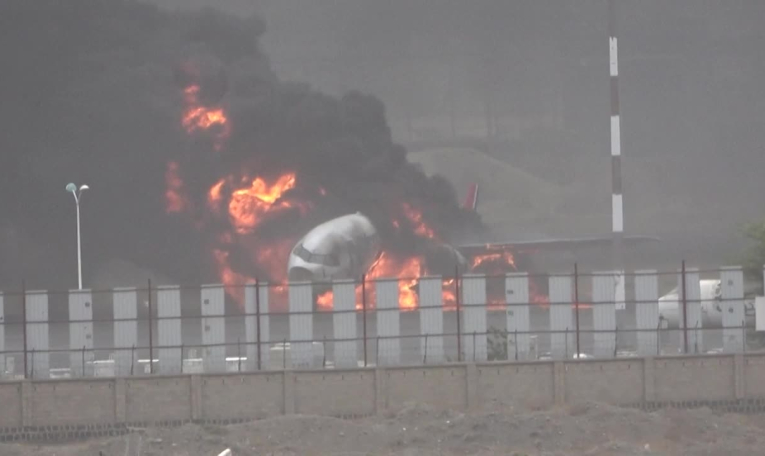 Des avions brûlent et sont détruits à l'aéroport de Sanaa à la suite de frappes israéliennes