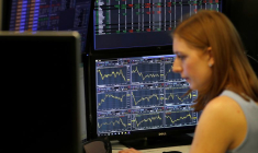 Un trader à son bureau chez CMC Markets à Londres