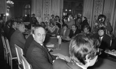 Anicet Le Pors (au centre), à Paris, le 29 février 1984. ( AFP / GEORGES BENDRIHEM )
