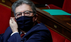MÉLENCHON "ENFARINÉ" AVANT UNE MANIFESTATION À PARIS