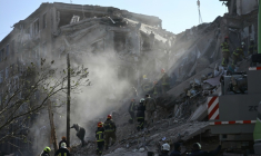 Les secours à la recherche de survivants dans les décombres d'un immeuble résidentiel après une frappe aérienne russe à Prylouky en Ukraine le 7 octobre 2026 ( AFP / Genya Savilov )