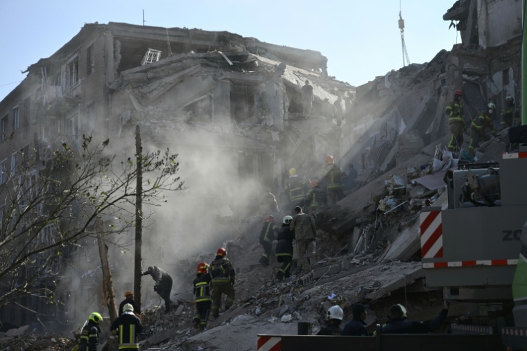 Les secours à la recherche de survivants dans les décombres d'un immeuble résidentiel après une frappe aérienne russe à Prylouky en Ukraine le 7 octobre 2026 ( AFP / Genya Savilov )