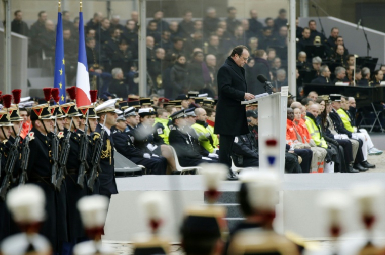 Le président François Hollande prononce un discours lors d'une cérémonie solennelle, le 27 novembre 2015 à l'Hôtel des Invalides, à l'occasion de l'hommage national aux 130 victimes des attentats du 13 novembre 2015 à Paris ( POOL / PHILIPPE WOJAZER )