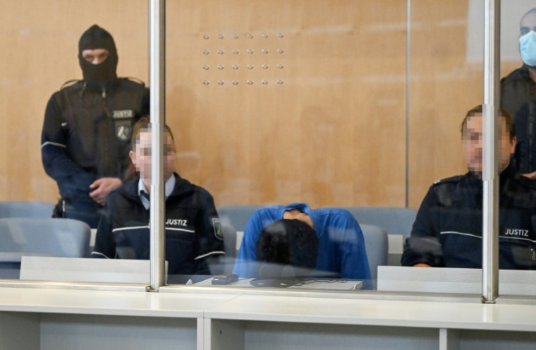 Le Syrien Issa Al Hasan, accusé d'une attaque au couteau djihadiste qui a fait trois mort en août 2024 à Solingen, dans la salle sécurisée du tribunal de Düsseldorf au premier jour de son procès, le 27 mai 2025 ( AFP / INA FASSBENDER )