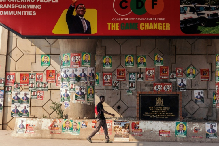 Affiches de campagne électorale dans les rues de Lusaka, en Zambie, le 9 août 2026  ( AFP / GIANLUIGI GUERCIA )