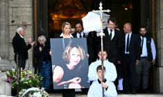 Le cercueil de l'actrice française Nathalie Baye porté hors de l'église Saint-Sulpice après ses obsèques, le 24 avril 2026 à Paris ( AFP / JULIEN DE ROSA )