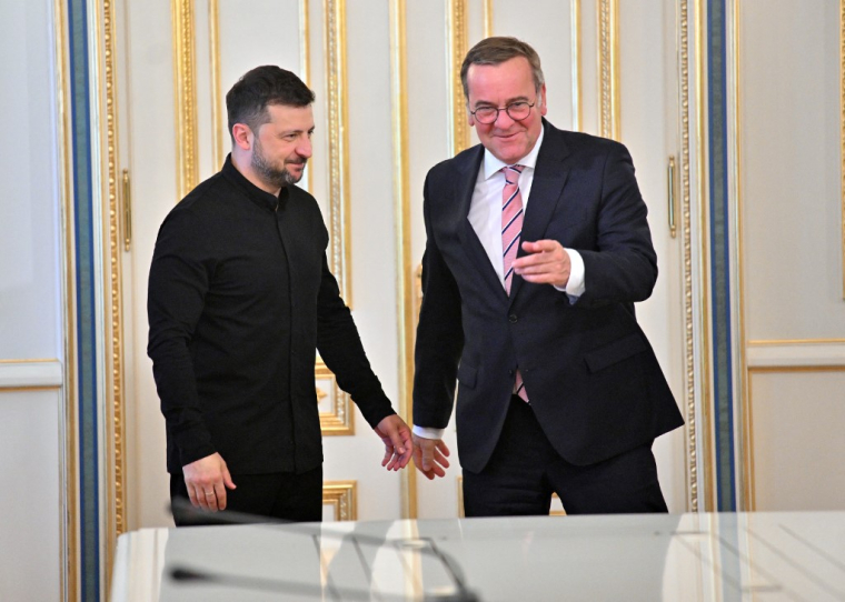 Volodymyr Zelensky et Boris Pistorius à Kiev, en Ukraine, le 12 juin 2025. ( AFP / SERGEI SUPINSKY )