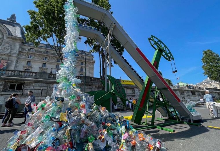 Des personnes se tiennent à côté de l'installation artistique de Benjamin Von Wong dévoilée par Greenpeace International