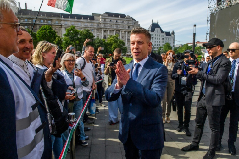 Peter Magyar arrive au parlement hongrois pour être investi Premier ministre, samedi 9 mai 2026 ( AFP / Ferenc ISZA )