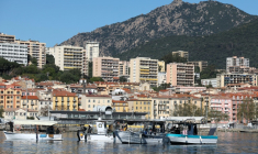 Des pêcheurs bloquent l'entrée du port d'Ajaccio, en Corse, pour mettre fin à la "spirale mortifère" de l'augmentation du prix des carburants, le 7 avril 2026 ( AFP / Pascal POCHARD-CASABIANCA )