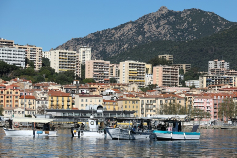 Des pêcheurs bloquent l'entrée du port d'Ajaccio, en Corse, pour mettre fin à la "spirale mortifère" de l'augmentation du prix des carburants, le 7 avril 2026 ( AFP / Pascal POCHARD-CASABIANCA )