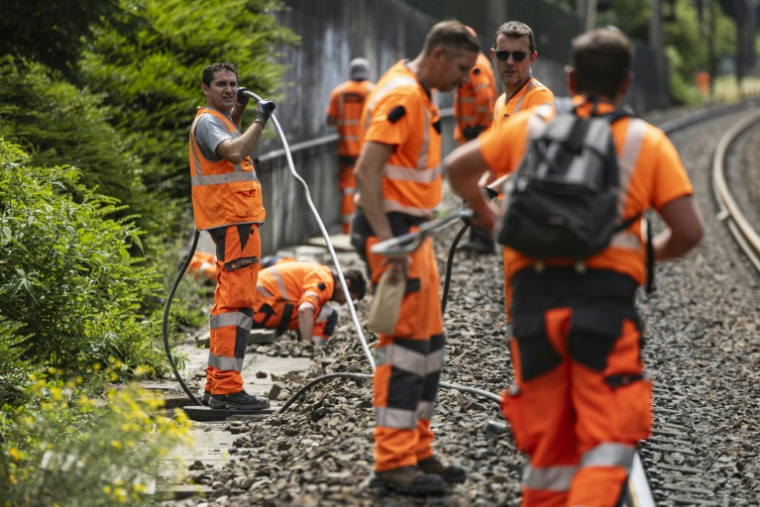 Des techniciens de la SNCF travaillent à reconnecter les câbles ferroviaires à la gare de Mont-de-Terre à Lille, le 25 juin 2025 dans le Nord ( AFP / Sameer Al-DOUMY )
