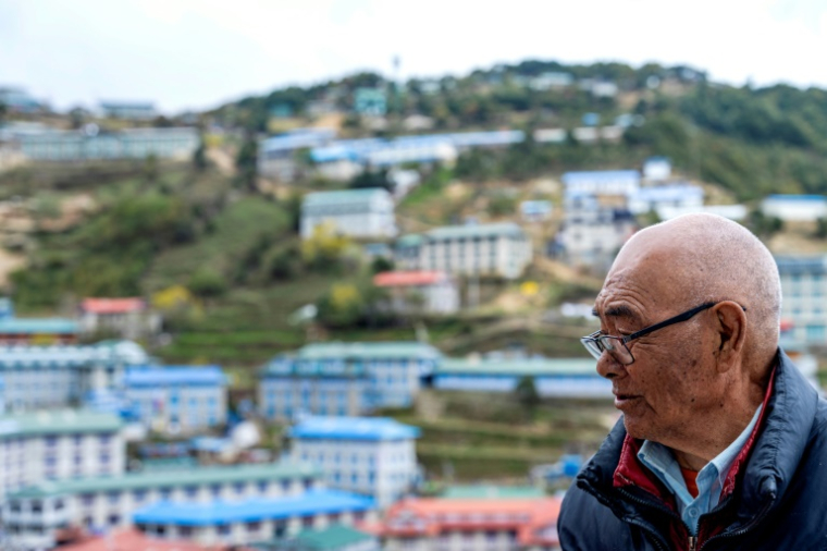 Photo prise le 28 mai 2023 à Solukhumbu au Népal, de Kanchha Sherpa, âgé de 90 ans, le dernier survivant de l'expédition dirigée par les alpinistes Edmund Hillary et Tenzing Norgay Sherpa, les premiers à avoir conquis la plus haute montagne du monde, l'Everest, en 1953 ( AFP / ROBIC UPADHAYAY )