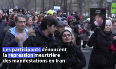 À Paris, des centaines de personnes marchent en silence en soutien au peuple iranien