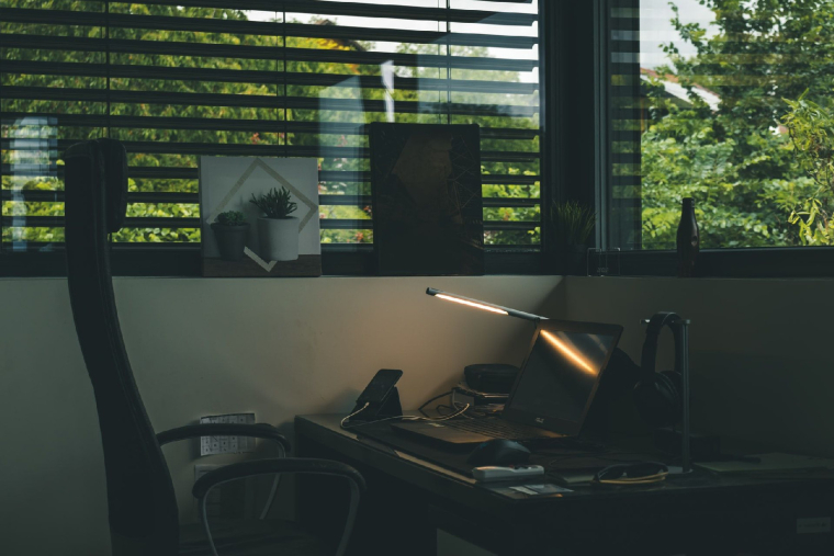 «Assurez-vous que le règlement de copropriété n’interdit pas le télétravail» (Crédits photo : Unsplash - Rémi Bertogliati )