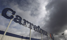 Le logo de Carrefour est visible à l'entrée d'un supermarché à Drogenbos