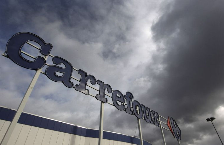 Le logo de Carrefour est visible à l'entrée d'un supermarché à Drogenbos