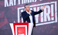 Özgür Özel, le leader du CHP, principal parti d'opposition turc, lors d'un rassemblement à Ankara, le 14 septembre 2025  ( AFP / Adem ALTAN )