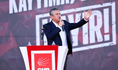 Özgür Özel, le leader du CHP, principal parti d'opposition turc, lors d'un rassemblement à Ankara, le 14 septembre 2025  ( AFP / Adem ALTAN )