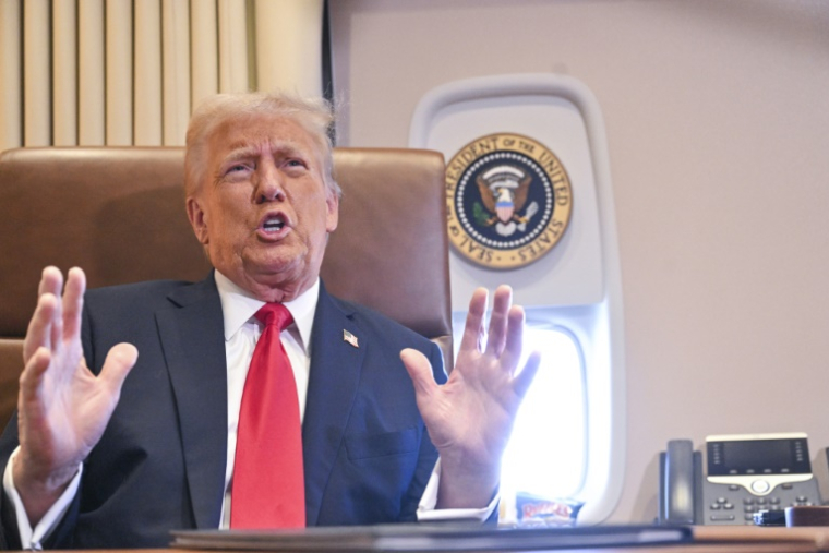 Le président américain Donald Trump lors d'une conférence de presse à bord d'Air Force One, le 9 février 2025 ( AFP / ROBERTO SCHMIDT )