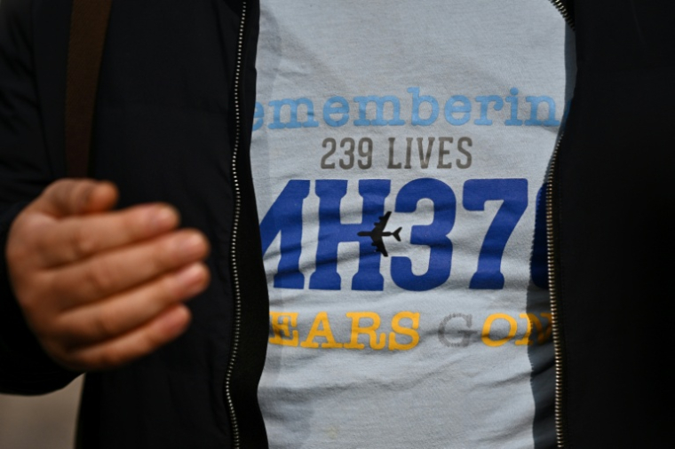 Un proche d'un passager du MH370 disparu porte un t-shirt de commémoration le 8 mars 2025, 11 ans après le drame ( AFP / Pedro Pardo )