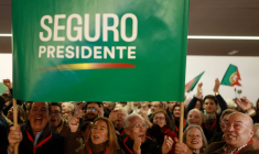 Des partisans du candidat socialiste à la présidentielle au Portugal Jose Antonio Seguro réagissent aux sondages à la sortie des urnes le donnant en tête à l'issue du premier tour, le 18 janvier 2026 à Caldas da Rainha ( AFP / PATRICIA DE MELO MOREIRA )