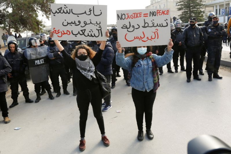 TUNISIE: MANIFESTATION DEVANT LE PARLEMENT À TUNIS
