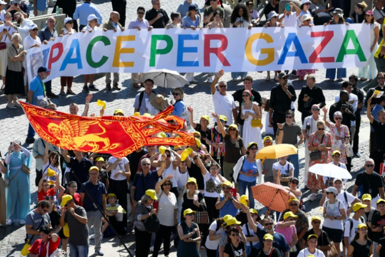 Photo émanant des services du Vatican montrant des fidèles tenant une banderole "Paix pour Gaza" lors de la prière de l'Angélus, le 21 septembre 2025 au Vatican  ( VATICAN MEDIA / Handout )