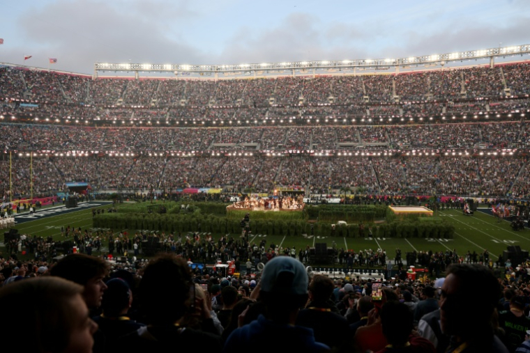 Spectacle de Bad Bunny pendant la mi-temps du Super Bowl, le 8 février 2026 à Santa Clara, en Californie ( AFP / Patrick T. Fallon )