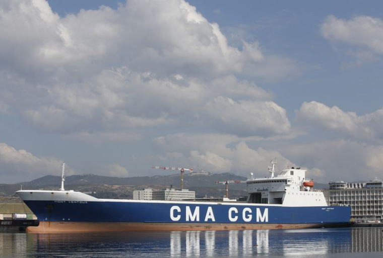 Le cargo "Mont Ventoux" de la compagnie maritime CMA-CGM est amarré dans le port de Marseille