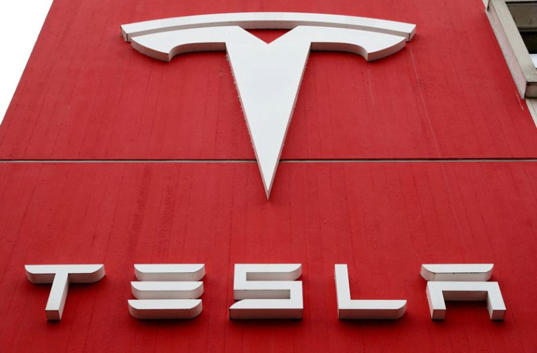 TESLA RAPPELLE PRÈS D'UN DEMI-MILLION DE VOITURES POUR DES FAILLES DE SÉCURITÉ