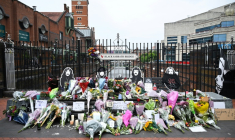 Des fleurs, des bougies et des dessins déposés sur le pont Black Sabbath, en hommage à l'auteur-compositeur-interprète britannique Ozzy Osbourne, au lendemain de sa mort, le 23 juillet 2025 à Birmingham, dans le centre de l'Angleterre ( AFP / JUSTIN TALLIS )