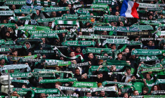 Les supporters de Saint-Étienne déploient une banderole au centre d’entraînement