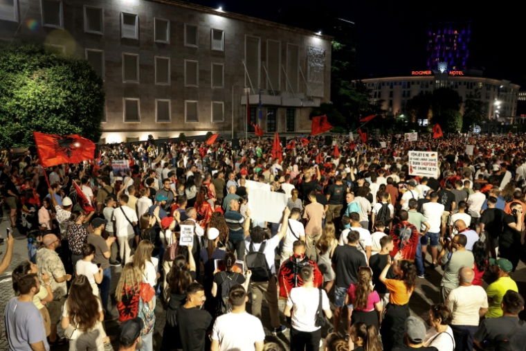 Des manifestants devant le bureau du Premier ministre à Tirana au cours d'une manifestation contre un projet d'hôtel de luxe, le 19 juin 2026 ( AFP / Adnan Beci )