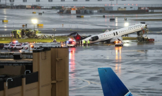 Un CRJ-900 d'Air Canada Express est immobilisé sur la piste après être entré en collision avec un véhicule de l'autorité portuaire, à l'aéroport LaGuardia de New York, le 23 mars 2026 ( AFP / TIMOTHY A. CLARY )