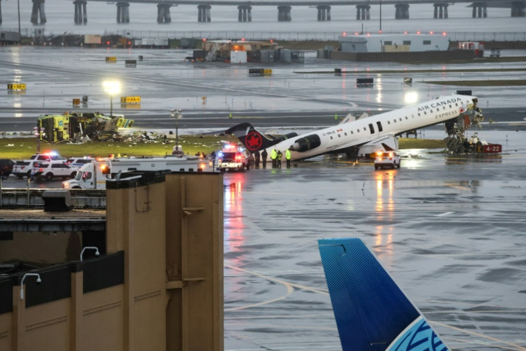 Un CRJ-900 d'Air Canada Express est immobilisé sur la piste après être entré en collision avec un véhicule de l'autorité portuaire, à l'aéroport LaGuardia de New York, le 23 mars 2026 ( AFP / TIMOTHY A. CLARY )