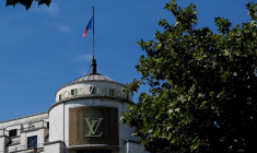 Le logo Louis Vuitton est vu à l'extérieur d'une boutique sur l'avenue des Champs-Élysées à Paris