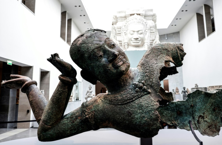Le buste d'une statue de Vishnu présenté dans dans le cadre de l'exposition "Bronzes royaux d'Angkor" au musée Guimet à Paris, le 28 avril 2025 ( AFP / STEPHANE DE SAKUTIN )