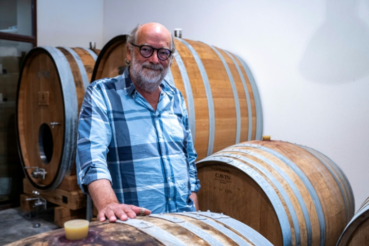 Michael Latz, propriétaire et gérant du domaine des Aspras, dans la cave du vignoble à Correns, dans le Var, le 17 août 2026 ( AFP / Miguel MEDINA )