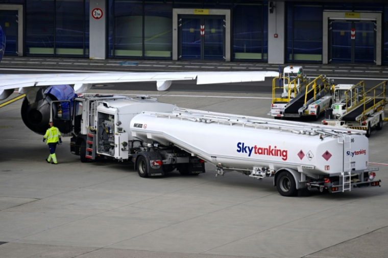 Du carburant pour avion est transporté par un camion-citerne à l'aéroport de Düsseldorf, le 21 mai 2026 en Allemagne ( AFP / Ina FASSBENDER )