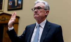 Le président de la Réserve fédérale Jerome Powell prête serment au début d'une audition à Washington