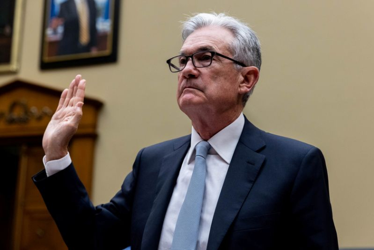 Le président de la Réserve fédérale Jerome Powell prête serment au début d'une audition à Washington